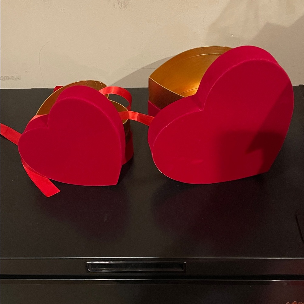 Red Heart-Shaped Velvet Gift Boxes 🧩
